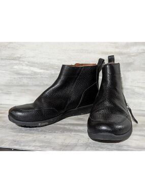 Vionic Black Leather Ankle Boots with Side Zipper 7.5